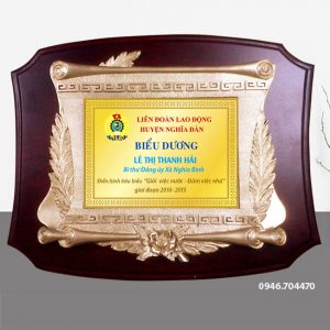 Mẫu kỷ niệm chương gỗ đồng