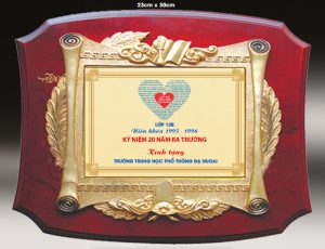 Quà tặng kỷ niệm cho trường cũ